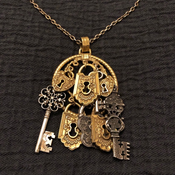 Large Vintage Keys Pendant Necklace - Picture 4 of 8